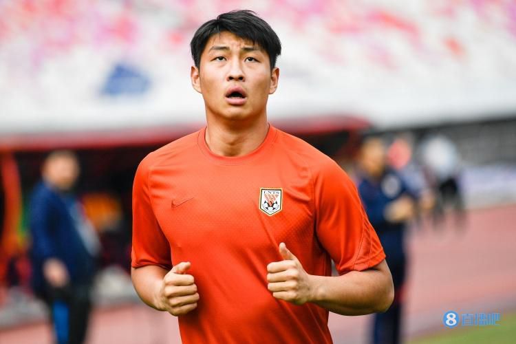 当前在蓝军阵容中，同为左脚中卫科尔维尔会给巴迪亚西勒带来竞争，不过前者在本赛季经常出任左后卫，二者完全拥有同时出场比赛的空间。